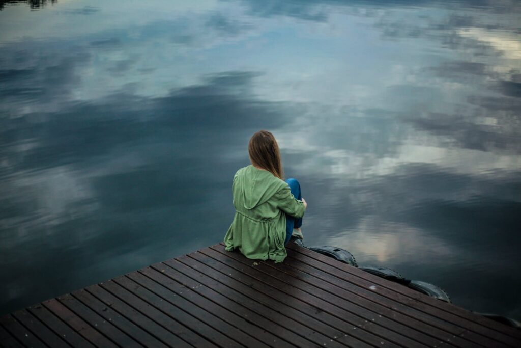 estresse respiração Woman Sitting on Wooden Planks