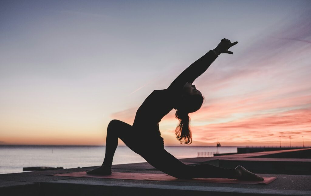 yoga respiração silhouette photography of woman doing yoga