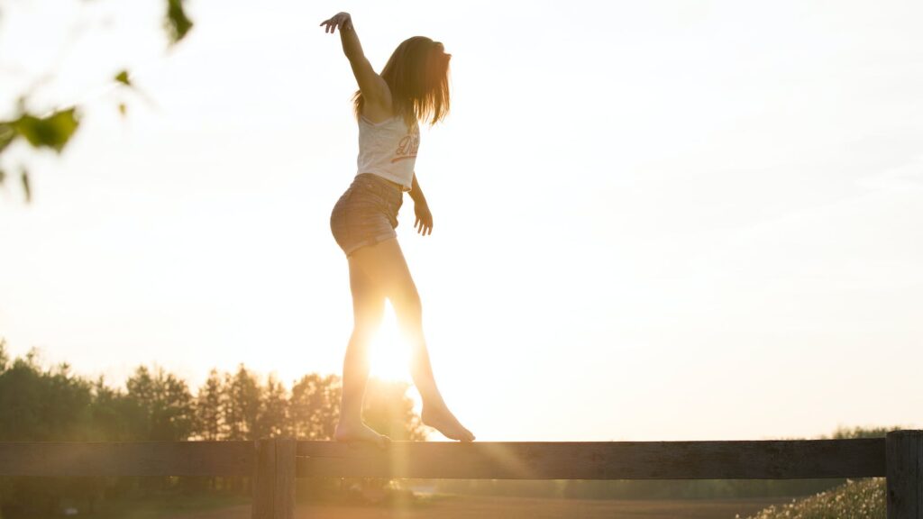 equilíbrio emocional, Woman Walking On Fence