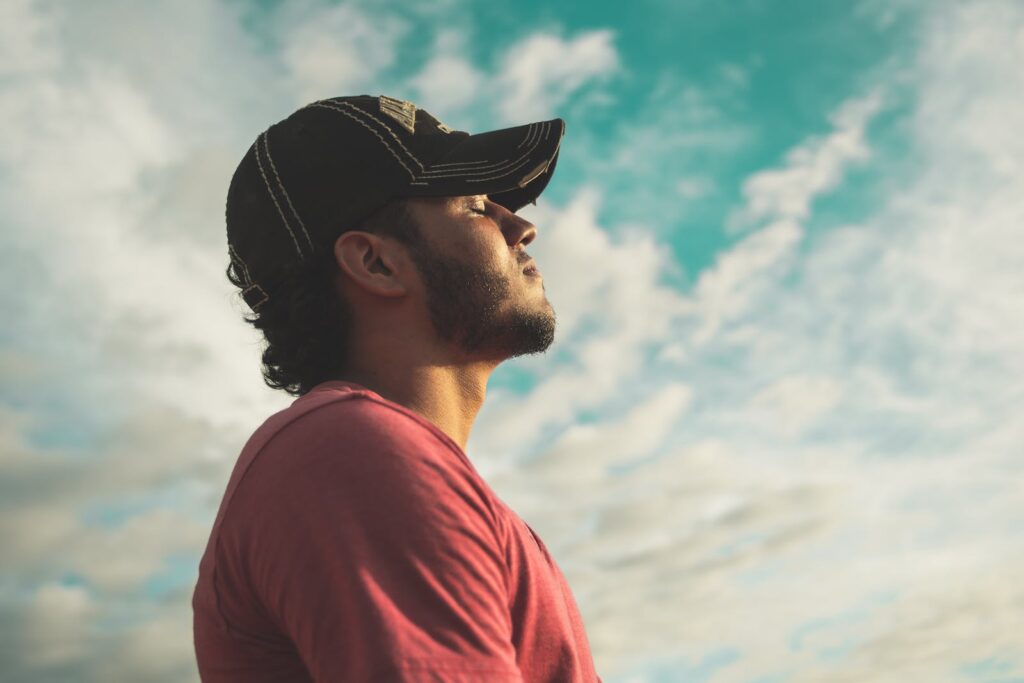 Respiração, Man Wearing Black Cap With Eyes Closed Under Cloudy Sky