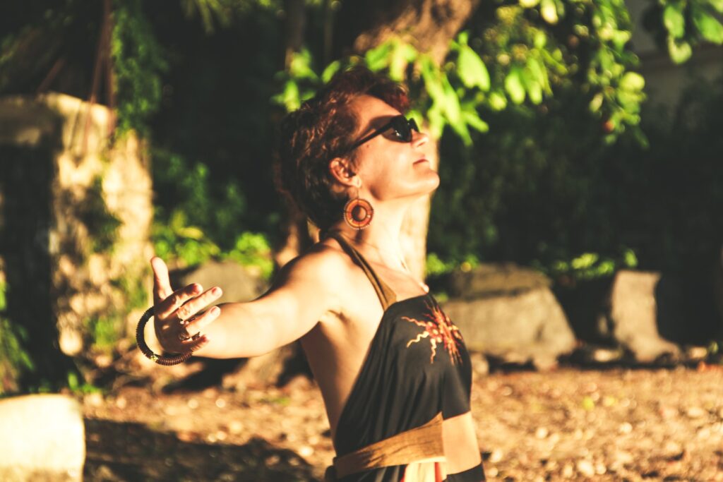 Respiração como Terapia woman in black spaghetti strap top wearing black sunglasses